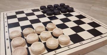 Как поэтапно играть в русские шашки: правила для начинающих детей